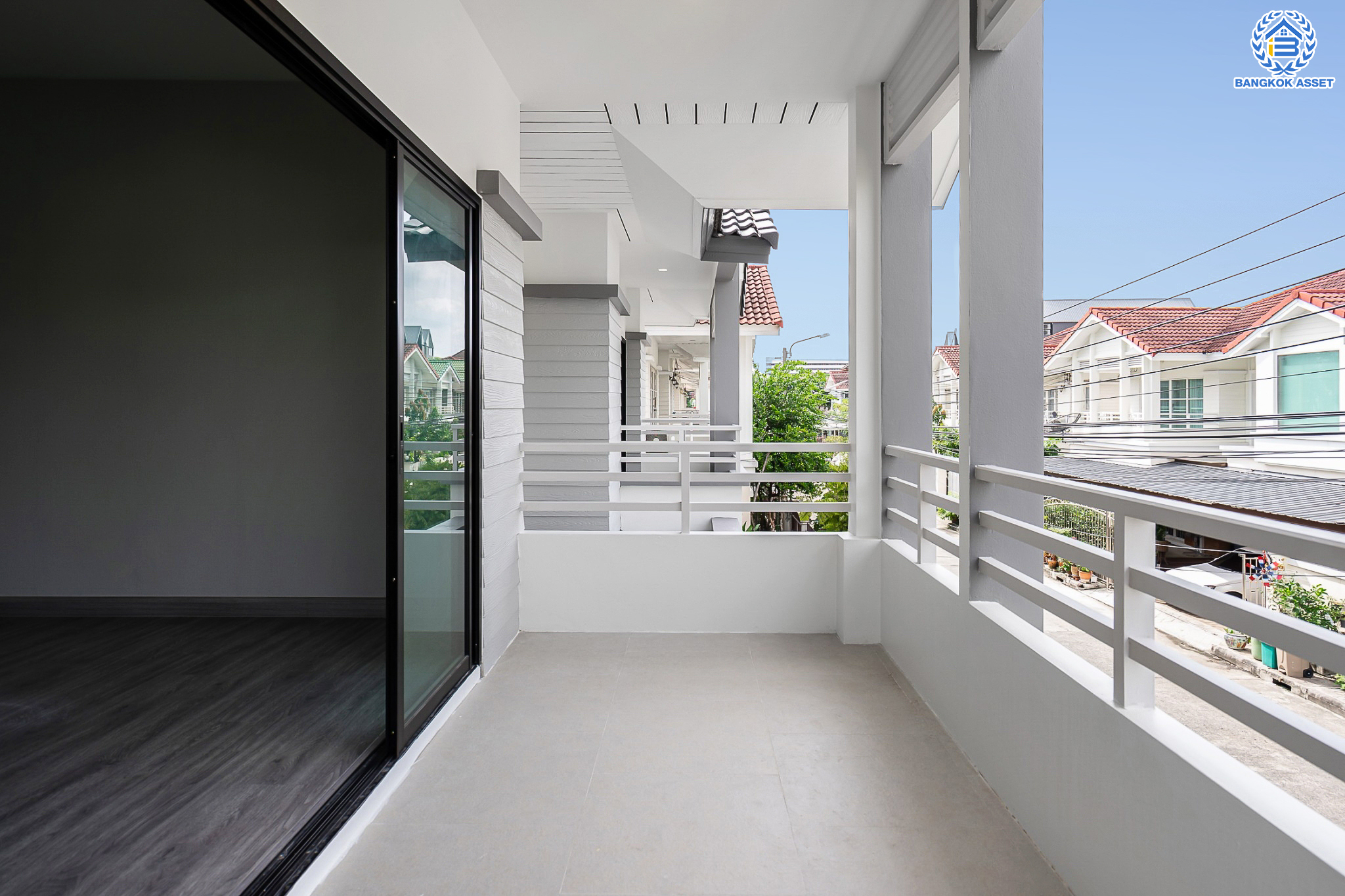 บ้านมือสองตกแต่งใหม่ ม.ปรัชญาการ์เด้นโฮม สุคนธสวัสดิ์ หลังมุม เนื้อที่ 55.9 ตร.ว. ฟังก์ชัน 3 ห้องนอน 4 ห้องน้ำ 1 ห้องแม่บ้าน 2 ที่จอดรถ พร้อม Living Area กว้างขวาง บนทำเลใจกลางเมือง! เชื่อมต่อทั้งถนนประเสริฐมนูญกิจ, เกษตร-นวมินทร์, ลาดพร้าว, รัชโยธินฯ ใกล้ทางด่วนรามอินทรา และรถไฟฟ้าสายสีน้ำตาล "สถานีโรงเรียนสตรีวิทยา2"